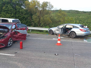 Na dálnici D2 u Hustopečí bourala dvě auta a dodávka. Při nehodě zemřeli dva silničáři