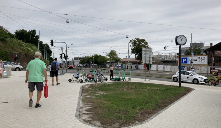 V Brně se lidé prochází po speciální dlažbě. V létě méně pálí a nehlučí na ní koloběžky