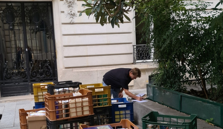 Do Brna přicestoval Kunderův osobní archiv. Tunu knih přivezli z jeho bytu v Paříži