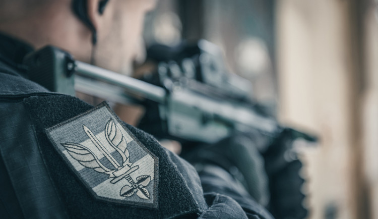 Když úspěšný marketér oblékne uniformu policisty