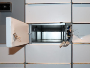 Před policisty se rozplácl nešikovný zloděj, který páčil samoobslužné boxy