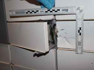 Před policisty se rozplácl nešikovný zloděj, který páčil samoobslužné boxy