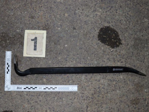 Před policisty se rozplácl nešikovný zloděj, který páčil samoobslužné boxy