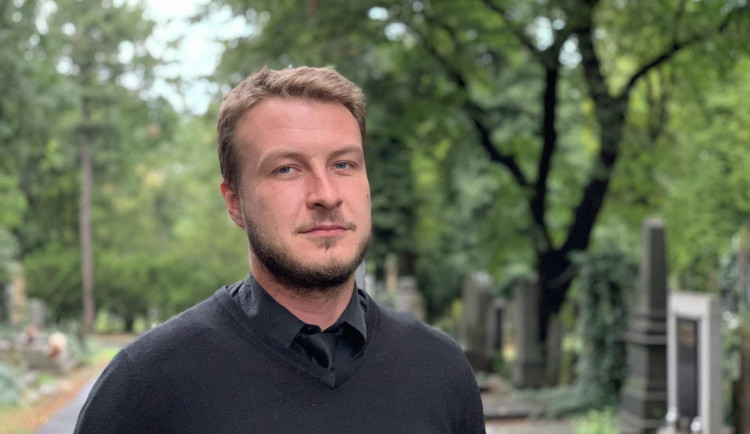 (NE)OBYČEJNÍ: Mladý hrobník boří zažité představy o hrobnících jako o otrhaných opilcích