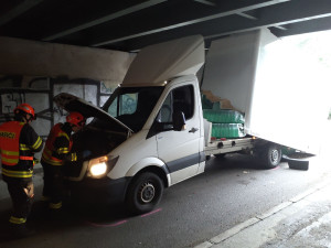 Pod mostem v Brně se zasekl náklaďák.