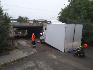 Profesionální řidiči se zasekl s náklaďákem pod mostem v Brně a ucpal silnici