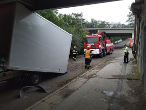 Profesionální řidiči se zasekl s náklaďákem pod mostem v Brně a ucpal silnici