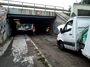 Profesionální řidiči se zasekl s náklaďákem pod mostem v Brně a ucpal silnici