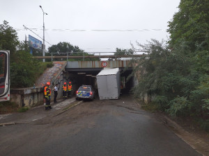 Profesionální řidič se zasekl s náklaďákem pod mostem v Brně a ucpal silnici
