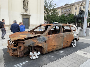 V centru Brna stojí rozstřílená auta z Ukrajiny. Lidem připomínají hrůzy války