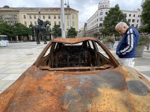 V centru Brna stojí rozstřílená auta z Ukrajiny. Lidem připomínají hrůzy války
