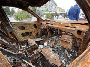 V centru Brna stojí rozstřílená auta z Ukrajiny. Lidem připomínají hrůzy války