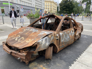 V centru Brna stojí rozstřílená auta z Ukrajiny. Lidem připomínají hrůzy války