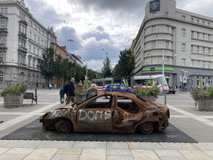 V centru Brna stojí rozstřílená auta z Ukrajiny. Lidem připomínají hrůzy války