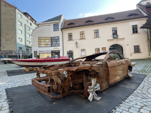 V centru Brna stojí rozstřílená auta z Ukrajiny. Lidem připomínají hrůzy války