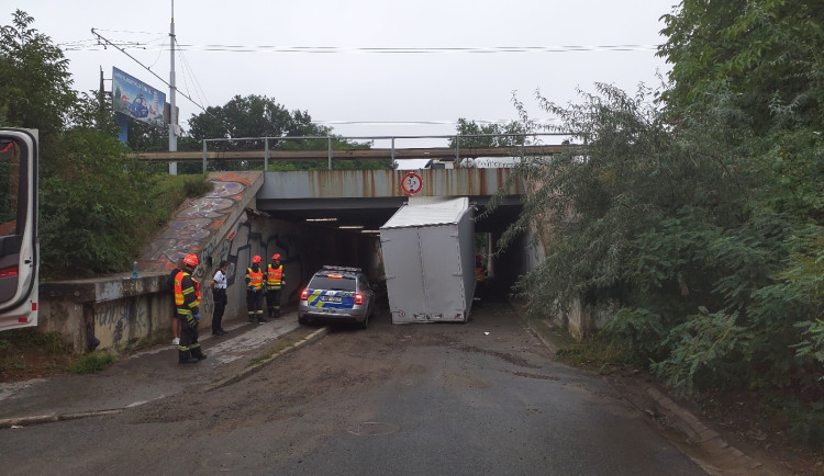 Profesionální řidiči se zasekl s náklaďákem pod mostem v Brně a ucpal silnici