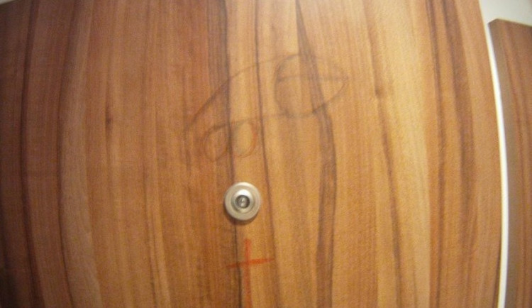 Proč mi soused od vedle čmárá na dveře pánské přirození, vrtá hlavou ženě v Brně