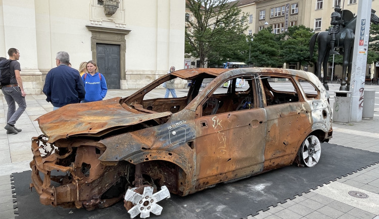 V centru Brna stojí rozstřílená auta z Ukrajiny. Lidem připomínají hrůzy války