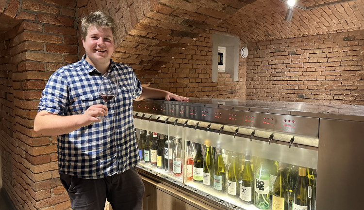 David Mádr ve svém království. Ve vinotéce s degustačním automatem