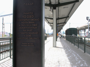 Brno si připomíná tragické osudy odsunutých Židů. Na nádraží jim dalo pomník