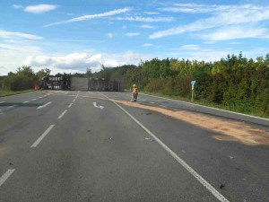 Smrtelná nehoda na hlavním tahu z Brna do Vídně. Senior nedal přednost a vjel pod kamion