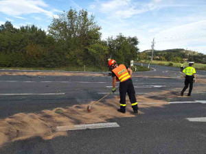 Smrtelná nehoda na hlavním tahu z Brna do Vídně. Senior nedal přednost a vjel pod kamion