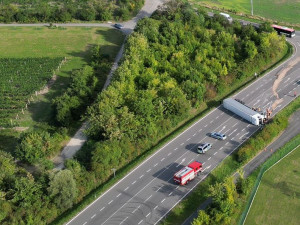 Smrtelná nehoda na hlavním tahu z Brna do Vídně. Senior nedal přednost a vjel pod kamion