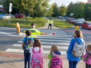 Školáky v Brně pohlídají strážníci, aby se vrátili do lavic a nepili alkohol