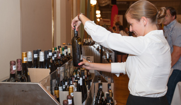 Experti v Brně se propili k nejlepšímu vínu. Ocenili stovky lahví