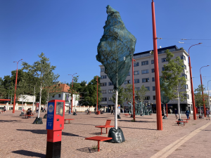 Nové stromy na brněnském Mendlově náměstí usychají. Pomoci mají ochranné sítě