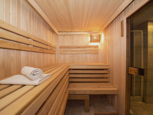 Muž v Brně zůstal hodinu zamčený v sauně. Záchranu si vykřičel