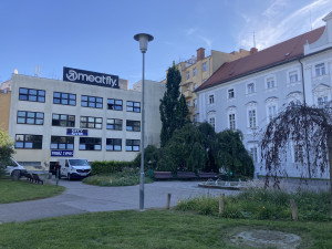 V centru Brna vyrostou nové garáže. Řidiči auta zaparkují pod známým parkem