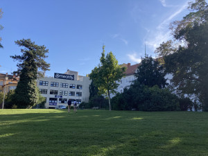 V centru Brna vyrostou nové garáže. Řidiči auta zaparkují pod známým parkem