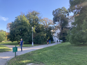 V centru Brna vyrostou nové garáže. Řidiči auta zaparkují pod známým parkem