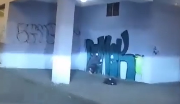 VIDEO: Dvanáctiletý kluk v kukle sprejoval ve dvě hodiny ráno na fasádu budovy v Praze