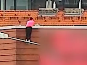 V Brně ukázali záběry, jak zfetovaná žena skáče po střeše obchoďáku