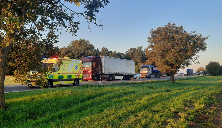 Hlavní tah na Znojmo stojí. Zablokovalo ho hromadná nehoda