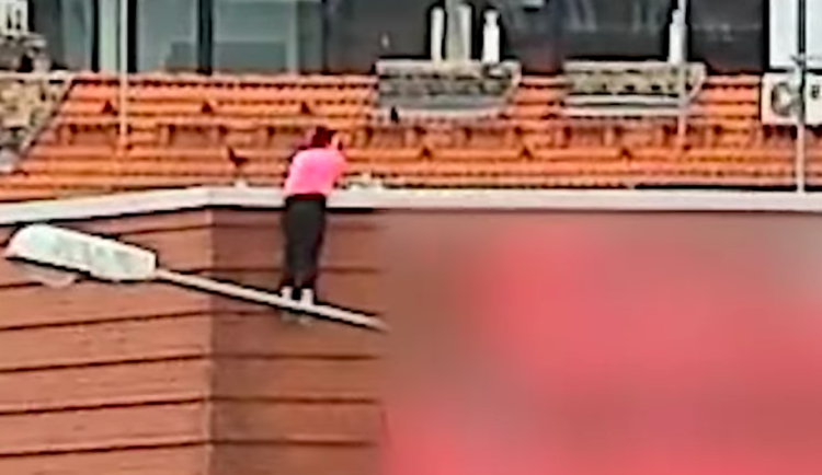 V Brně ukázali záběry, jak zfetovaná žena skáče po střeše obchoďáku