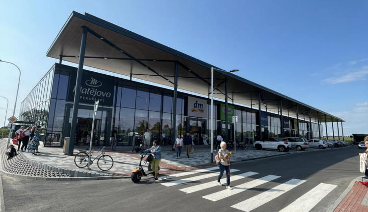 V Pohořelicích u Brna vyrostl nový obchoďák. Otevíráčku lidem pokazil haprující proud