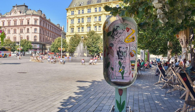 V centru Brna ožily telefonní budky. Nesou portréty slavných osobností