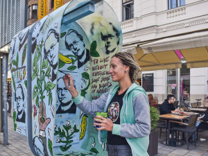 V centru Brna ožily telefonní budky. Nesou podobu slavných osobností