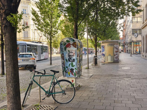 V centru Brna ožily telefonní budky. Nesou podobu slavných osobností