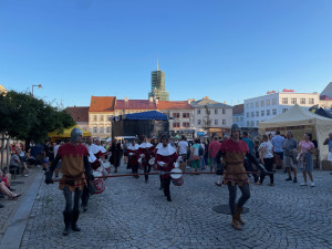 Tisíce lidí ve Znojmě pije víno a oslavuje Jana Lucemburského. Vypuklo historické vinobraní