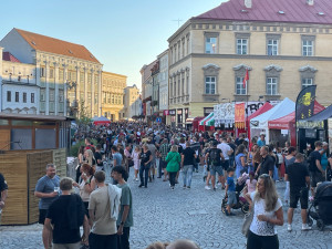 Tisíce lidí ve Znojmě pije víno a oslavuje Jana Lucemburského. Vypuklo historické vinobraní