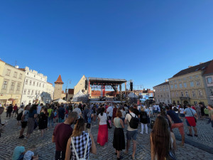 Tisíce lidí ve Znojmě pije víno a oslavuje Jana Lucemburského. Vypuklo historické vinobraní