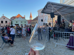 Tisíce lidí ve Znojmě pije víno a oslavuje Jana Lucemburského. Vypuklo historické vinobraní