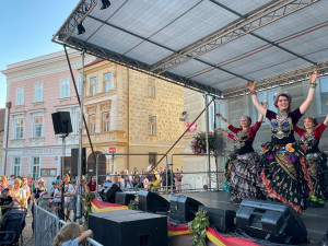 Tisíce lidí ve Znojmě pije víno a oslavuje Jana Lucemburského. Vypuklo historické vinobraní