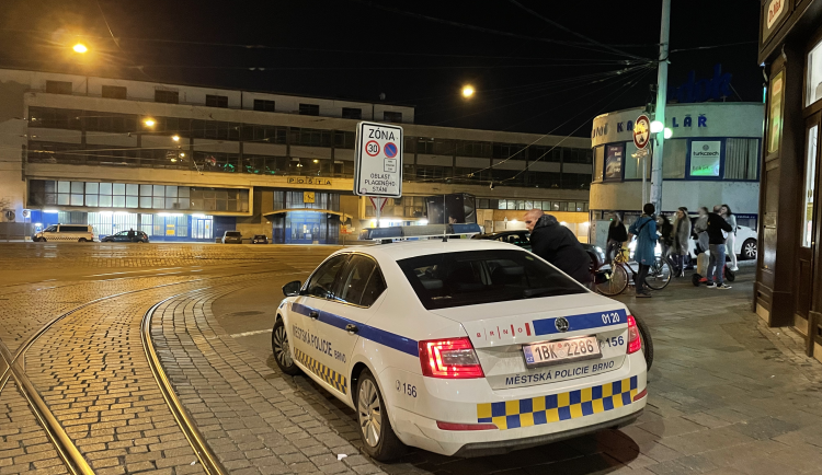 Lidé v Brně se báli na nádraží. Před putykou se strhla skupinová bitka mužů