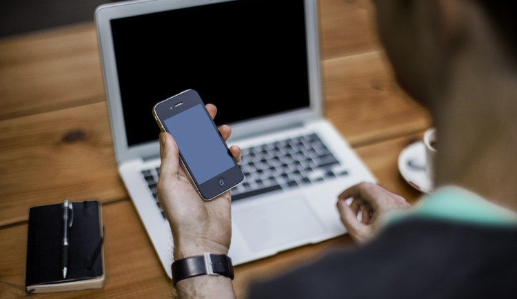 Podvodníci se vydávají za bankéře. Po telefonu ze seniorů lákají jejich úspory