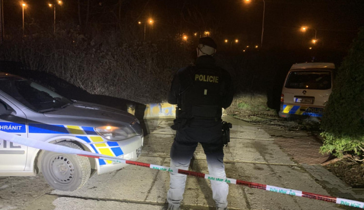 Před pražským klubem se strhla rvačka. Jeden z účastníků při ní zemřel